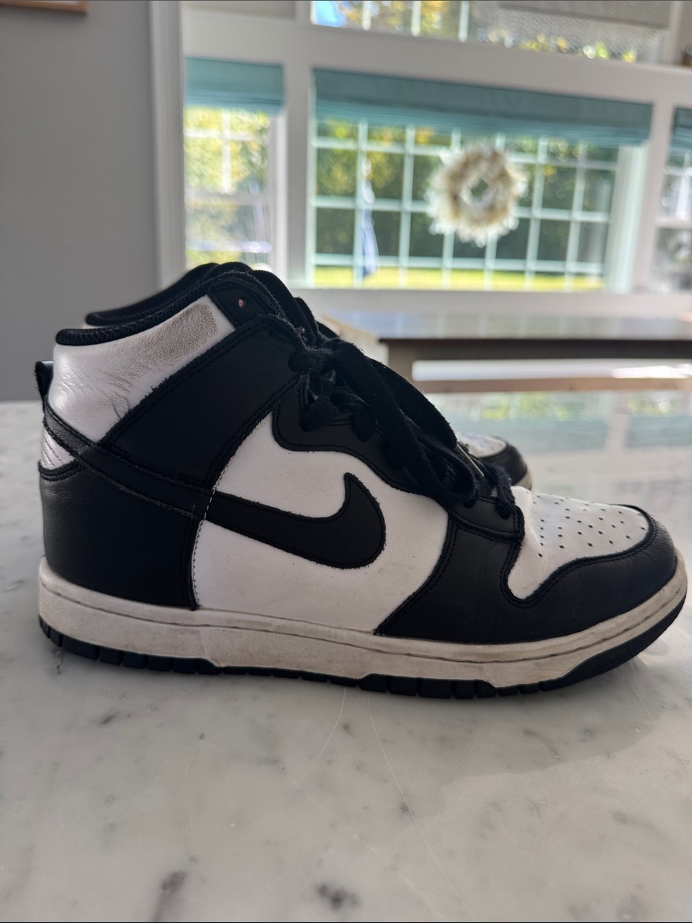 Black & White Nike hi-top - Women